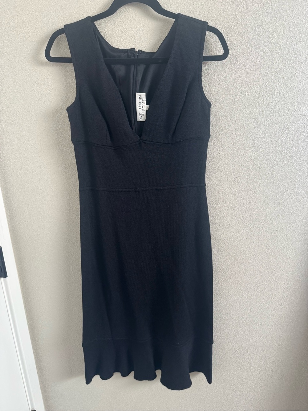 St. John Black Sleeveless V-Neck Midi Dress - Size 6